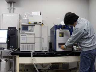 写真:環境汚染有機化学物質分析研修(LC/MSコース)の様子