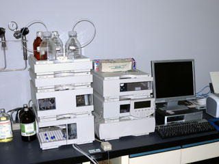 写真:高速液体クロマトグラフ(HPLC)の写真