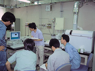 写真:誘導結合プラズマ質量分析装置(ICP-MS)の写真