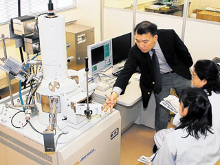 写真:エネルギー分散型X線分光分析装置付走査電子顕微鏡(SEM-EDS)の写真